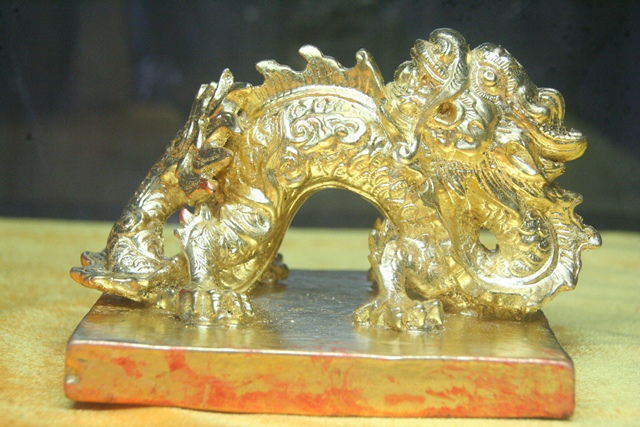 Triển l&atilde;m 11 ấn rồng v&agrave;ng tinh xảo triều Nguyễn 